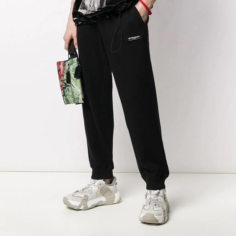 Lookbook Givenchy Seluar Jogger Hitam Logo Patch Sukan Kasual. BM50HB30GE-001