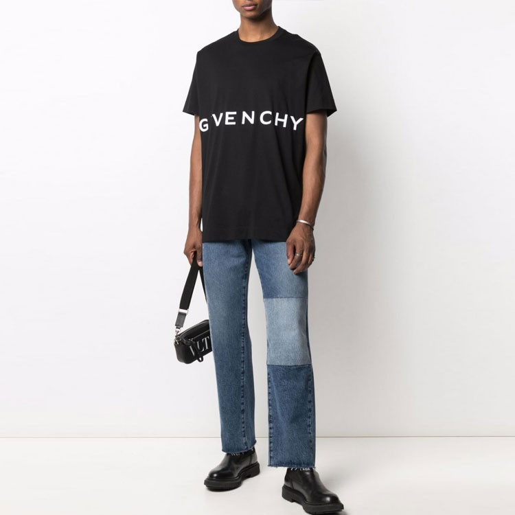 Shop Givenchy Baju-T Hitam Logo Huruf Besar. BM71543Y6B-001