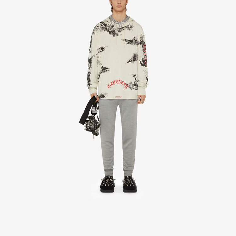 Lookbook Givenchy 春夏21 男款灰色哥德文字樣寬鬆長袖帽T。 BM715S3Y6B-129