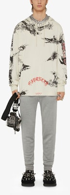 Givenchy 春夏21 男款灰色哥德文字樣寬鬆長袖帽T。 BM715S3Y6B-129 Lookbook Givenchy 春夏21 男款灰色哥德文字樣寬鬆長袖帽T。 BM715S3Y6B-129
