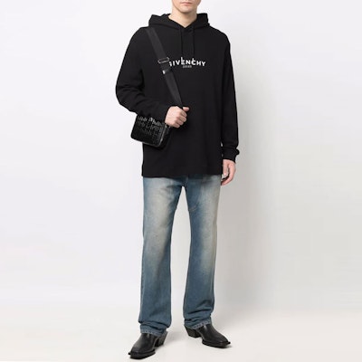 지방시 SS22 블랙 풀오버 후드티 긴팔 솔리드 컬러 BMJ0E030RX-001 Lookbook 지방시 SS22 블랙 풀오버 후드티 긴팔 솔리드 컬러 BMJ0E030RX-001