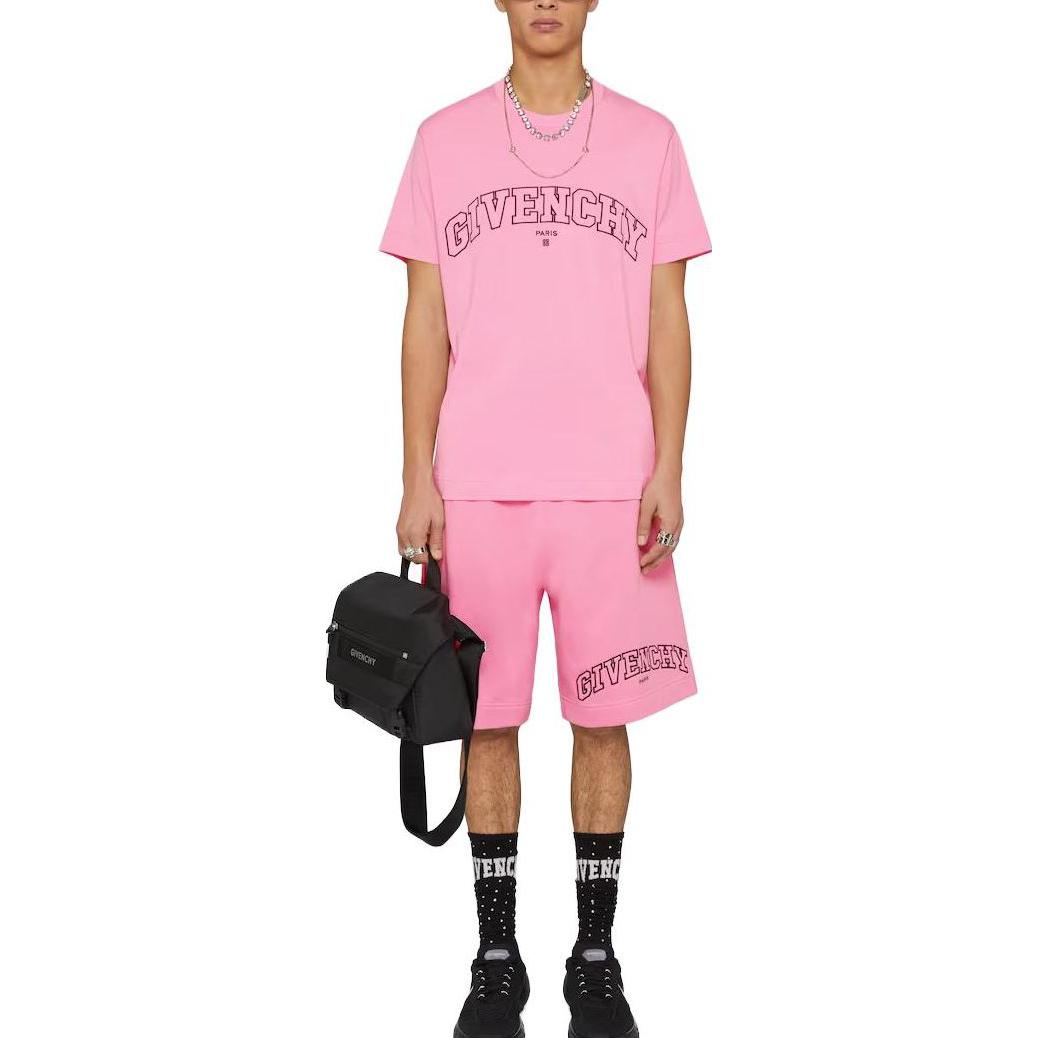Lookbook Givenchy SS22 Camiseta Hombre Rosa Bordada de Manga Corta y Cuello Redondo. BM71CW3Y6B-656