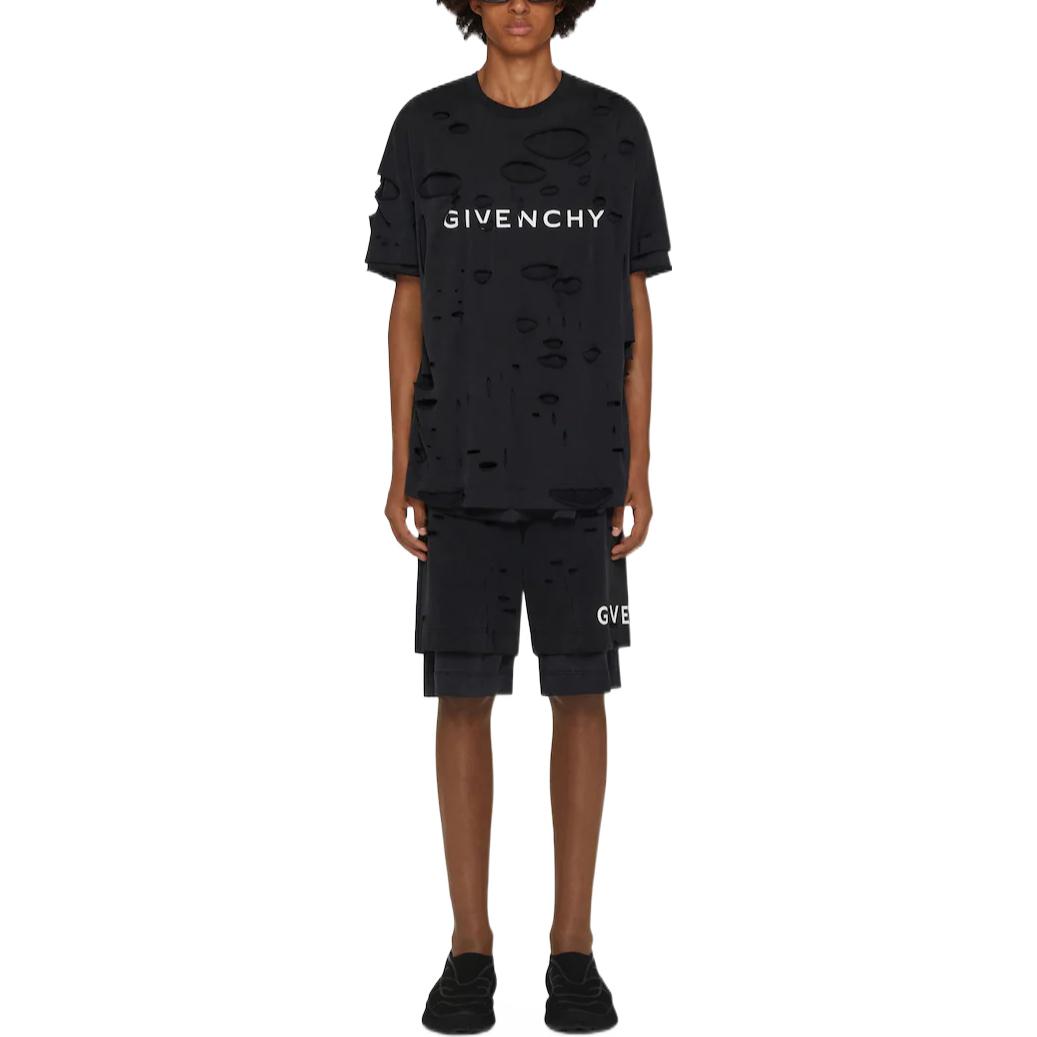 Lookbook Givenchy SS23 Kaos Hitam Distressed dengan Cetakan Logo Huruf. BM71G13Y9W-011