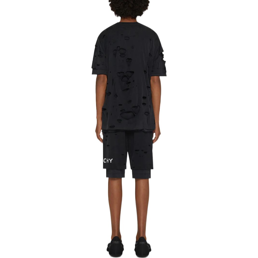 Shop Givenchy SS23 Kaos Hitam Distressed dengan Cetakan Logo Huruf. BM71G13Y9W-011
