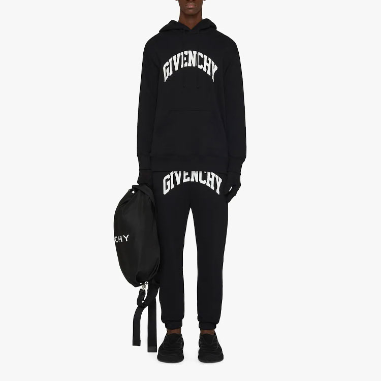 Lookbook GIVENCHY SS23 Celana Jogger Knit Hitam dengan Print Huruf. BM514M3YAA-001