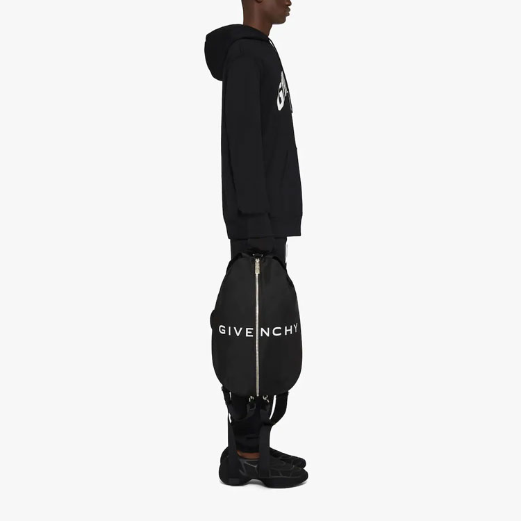 Purchase GIVENCHY SS23 Celana Jogger Knit Hitam dengan Print Huruf. BM514M3YAA-001