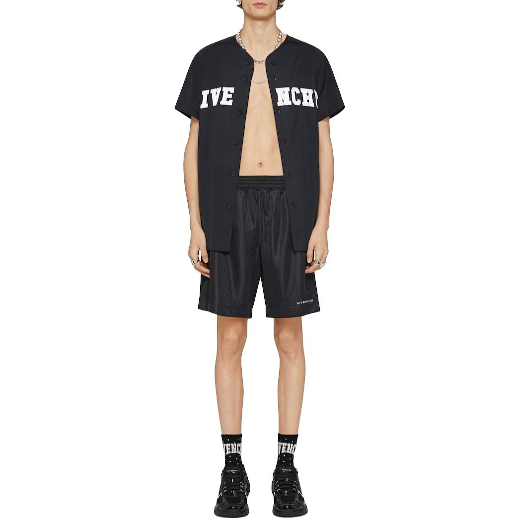 Lookbook Givenchy SS23 Kemeja Hitam Logo Cetak Lengan Pendek. BM60WV3YCS001