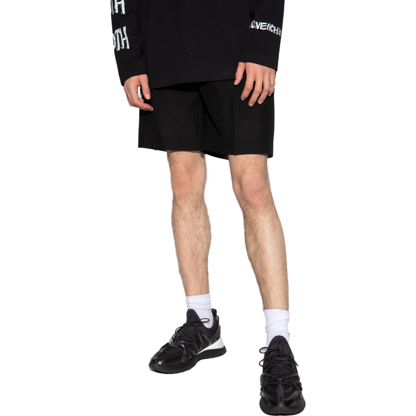 Lookbook GIVENCHY SS23 Celana Pendek Bermuda Hitam Polos Kasual BM50YC13SQ-001