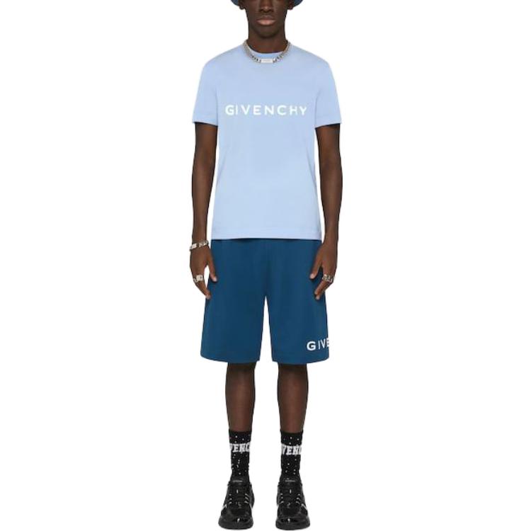 Lookbook Camiseta de Manga Corta Azul Claro Logo Letras Estampado GIVENCHY SS23. BM716G3YAC452