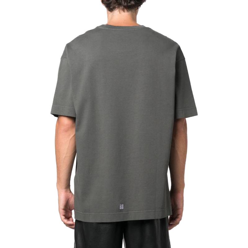 Shop ジバンシィ SS23 オーバーサイズ レタープリント グレー Tシャツ. BM71JT3YGF325