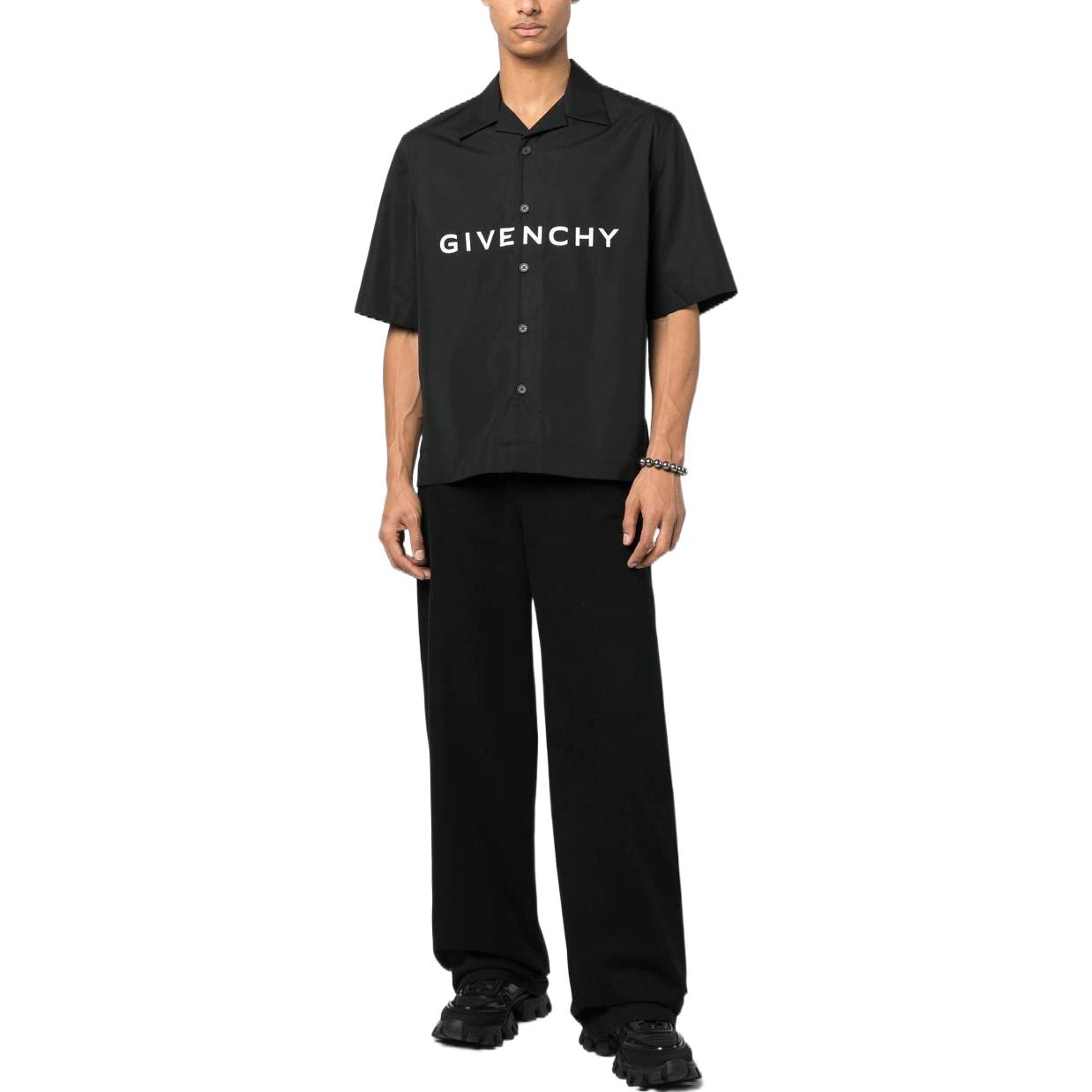Shop Givenchy Kemeja Hitam Lengan Pendek Logo Pria SS23. BM60T51YC8-001