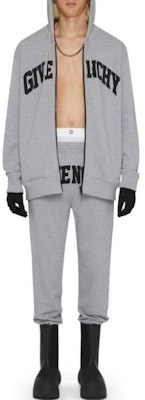 Givenchy SS23 Celana Jogger Pria Light Grey dengan Print Huruf dan Pinggang Elastis. BM519B3YAA055 Lookbook Givenchy SS23 Celana Jogger Pria Light Grey dengan Print Huruf dan Pinggang Elastis. BM519B3YAA055