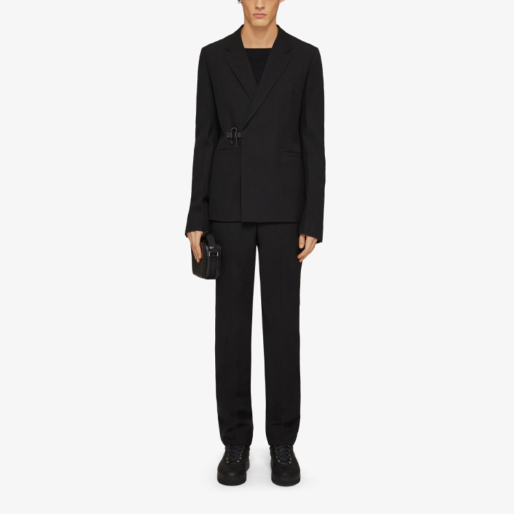 Lookbook GIVENCHY U-Lock SS23 黑色羊毛修身西裝外套。 BM30B21YBH-001