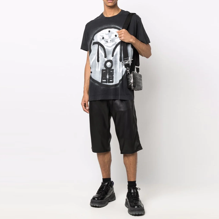 Lookbook GIVENCHY x Chito SS22 Baju Hitam Logo Spray Paint Crewneck Pendek Lelaki. BM71863Y6B-001