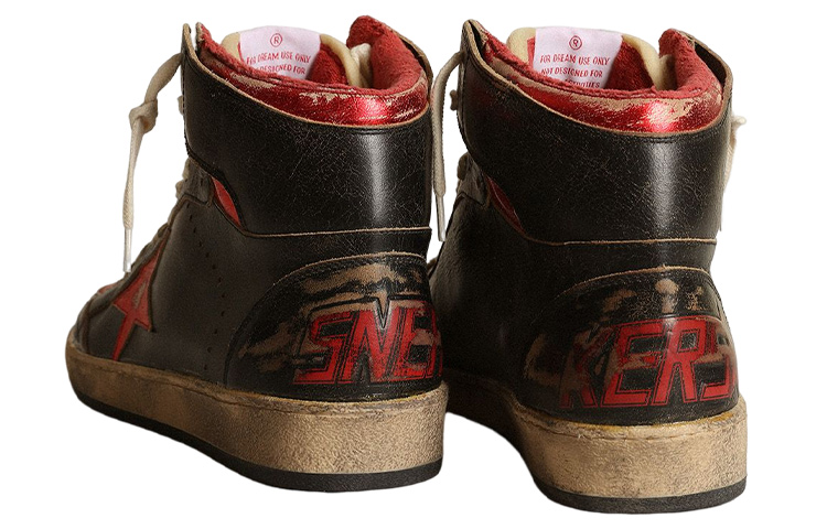 Shop Golden Goose Sky-Star High 'Negro Rojo Desgastado' GMF00230.F003285.90235