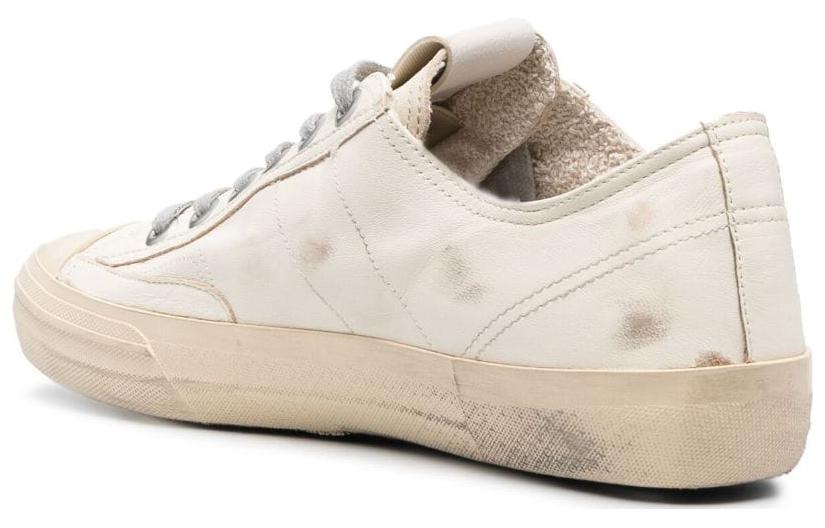 Shop Golden Goose Superstar '象牙磨旧星' GMF00129.F003996.11360