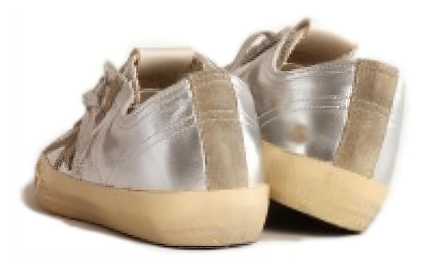 Shop Golden Goose V-Star 'Sepatu Rendah Kulit Perak' GMF00129.F003091.70136