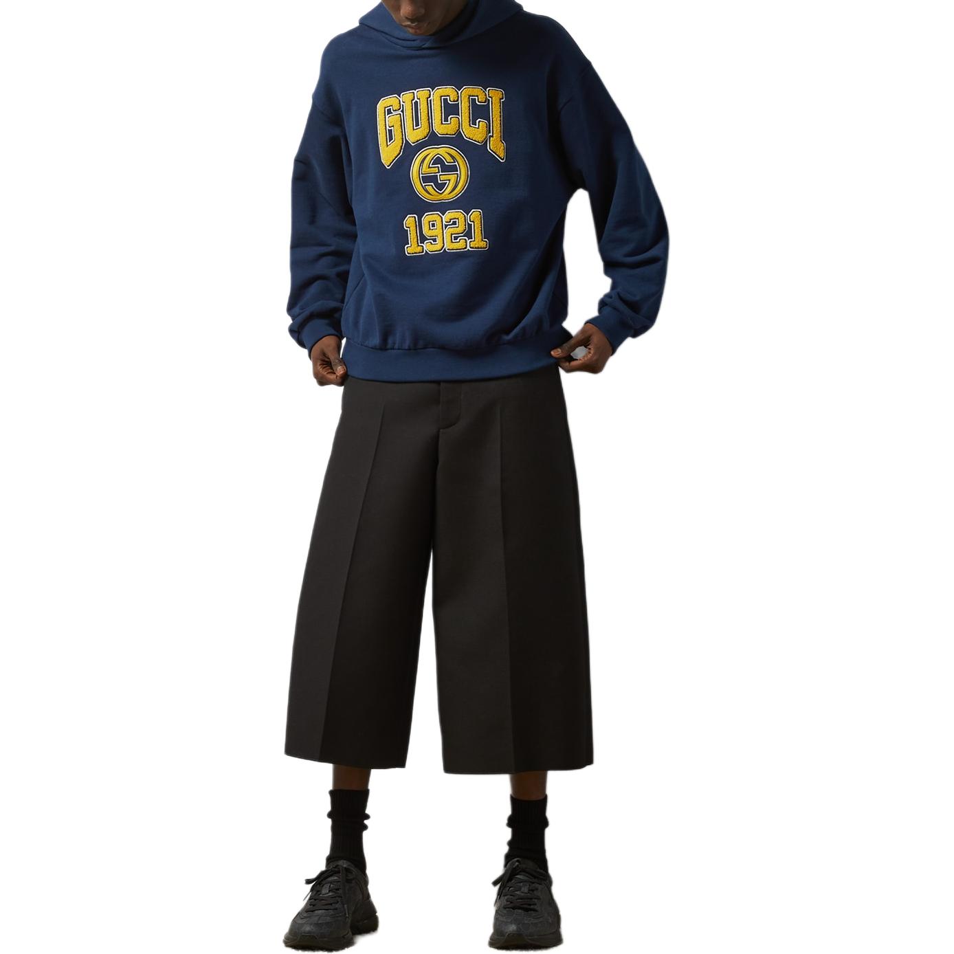 Lookbook GUCCI Sudadera Azul con Logo Estampado Oversize y Hombros Caídos. 770842-XJF3O-4030