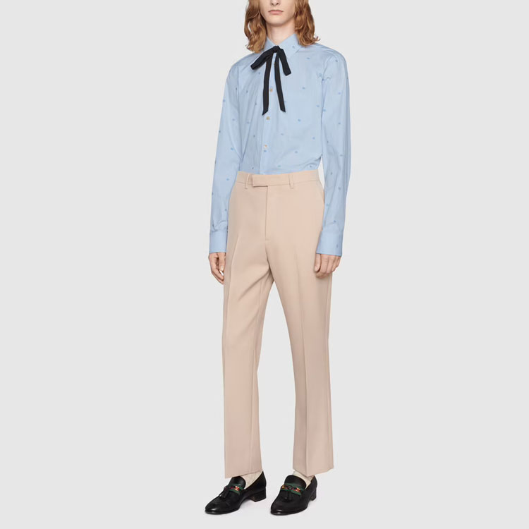 Lookbook GUCCI Camisa Azul de Rayas Manga Larga con Bordado de Logo. 673494-ZAHJ0-4421