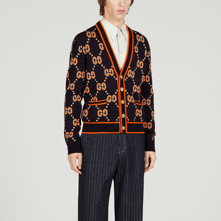 Lookbook GUCCI SS23 橙色V領針織衫搭配提花Logo設計 740549-XKC6C-4102