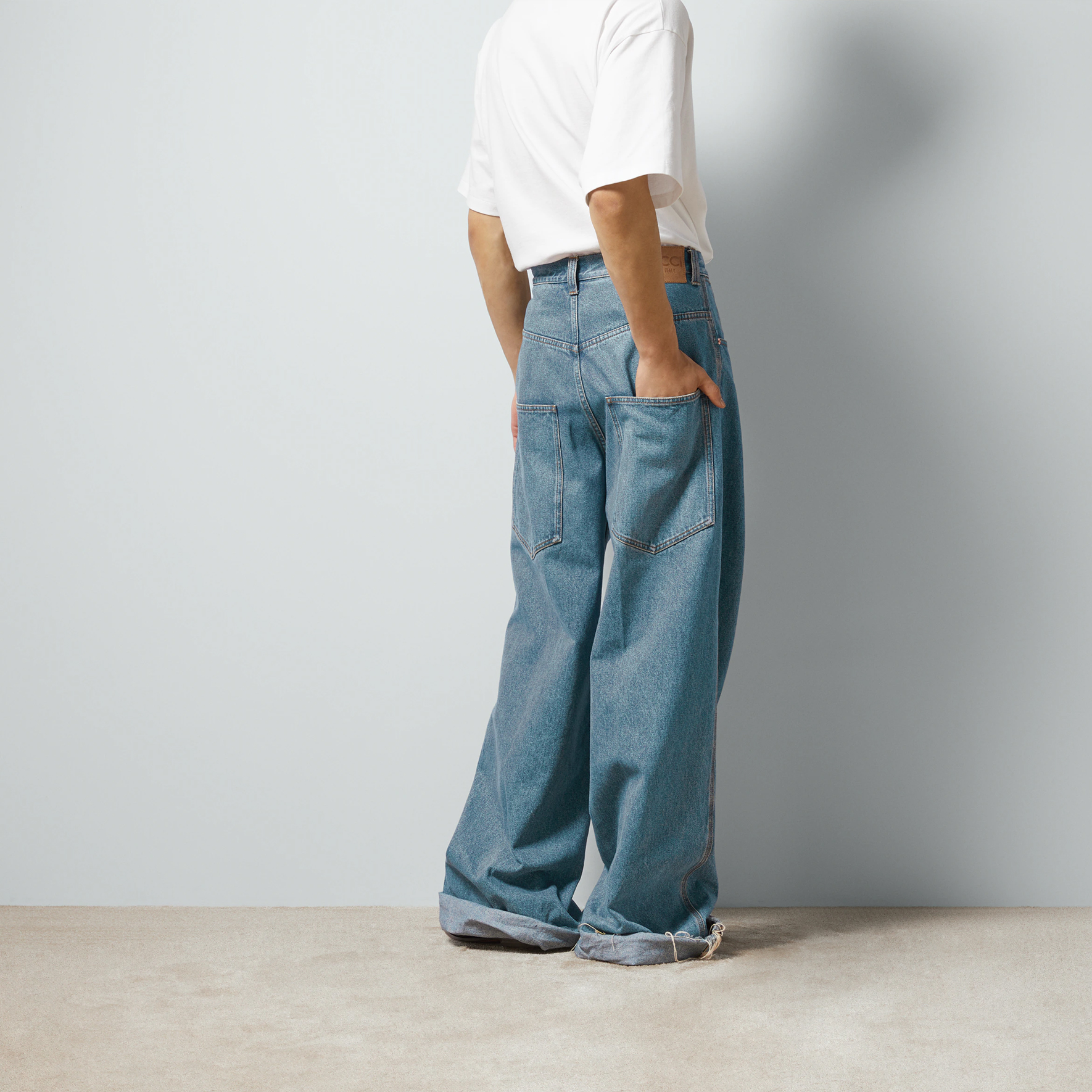 Shop 구찌 SS24 워시드 스트레이트 레그 버튼 플라이 진 블루 758153-XDCU0-4011