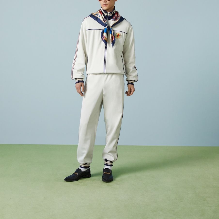 Lookbook GUCCI Chaqueta Negra Blanca con Cremallera y Cuello Alto a Rayas 752285-XJFTI-9782