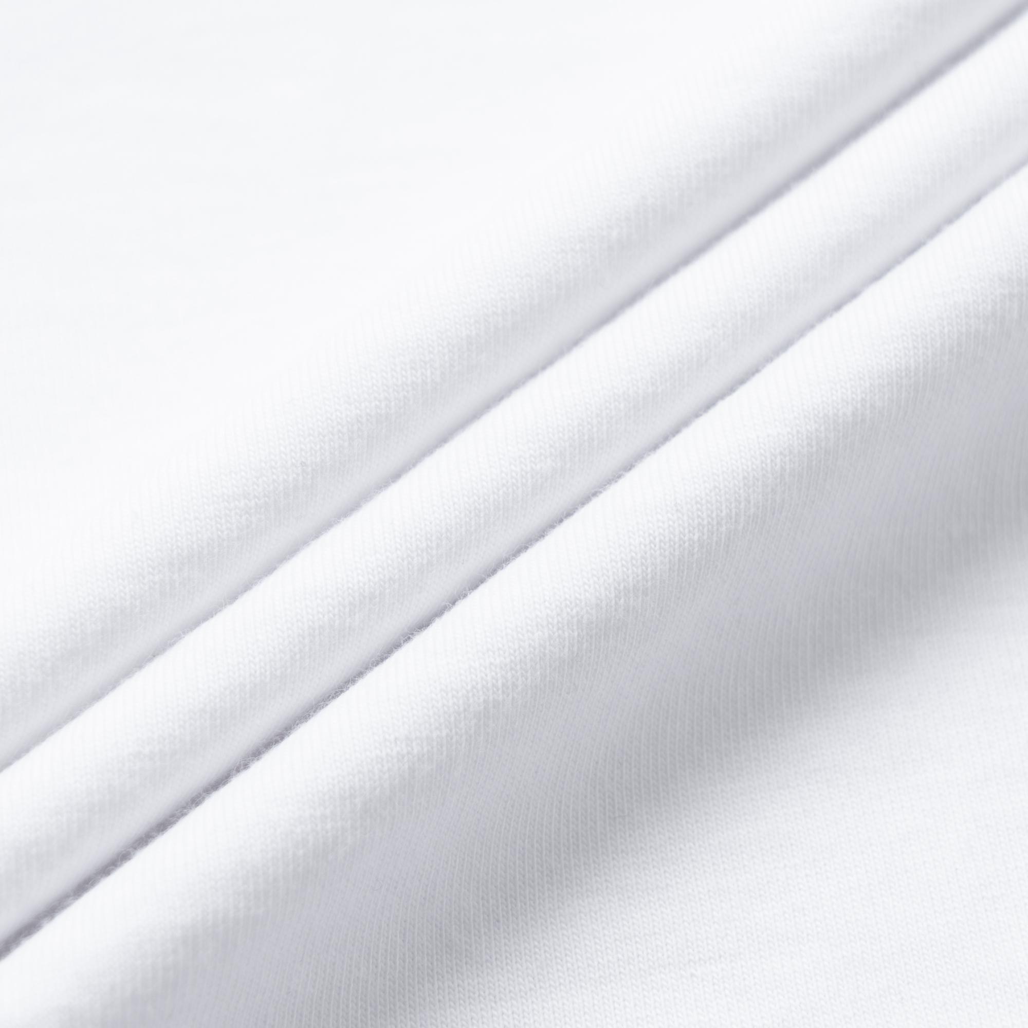 Shop GUCCI 白色圓領字母印花標準版型T恤 818787-XJG5A-9241