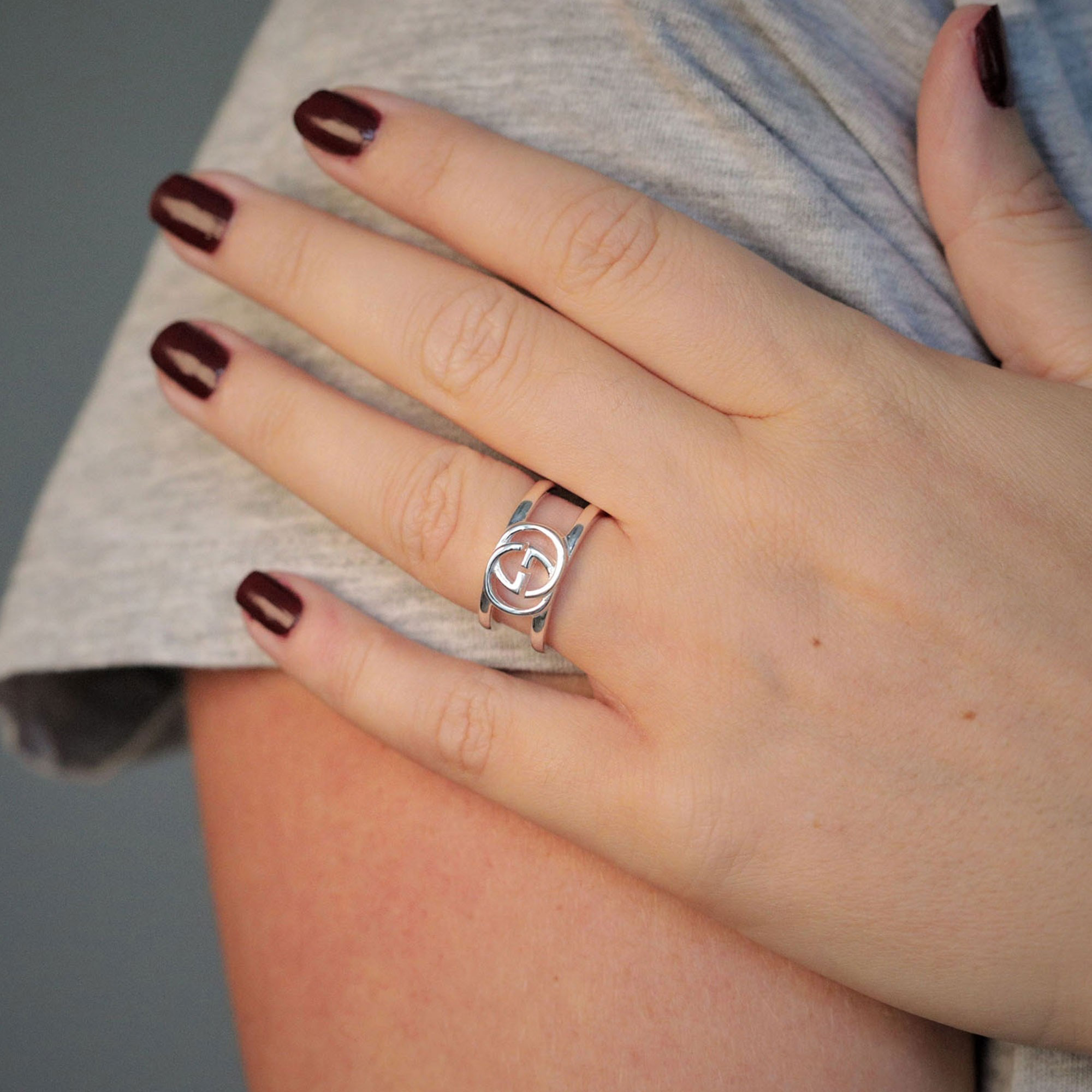 Shop GUCCI 經典GG紋9mm 925銀男女情侶戒指 銀色 YBC295716001