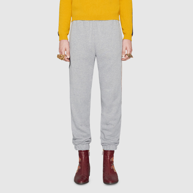 Shop GUCCI 經典虎頭貼飾灰色針織運動長褲 ⁣497252-X9I98-1295