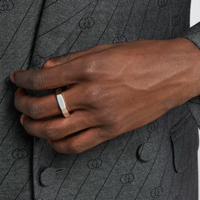 구찌 각인된 925 실버 링 유니섹스 커플 스타일 - 실버 782839J84008106 Lookbook 구찌 각인된 925 실버 링 유니섹스 커플 스타일 - 실버 782839J84008106