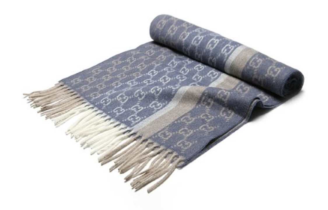 Shop GUCCI 時尚標誌印花編織圍巾 輕藍色男女通用款 391530-4G944-4779