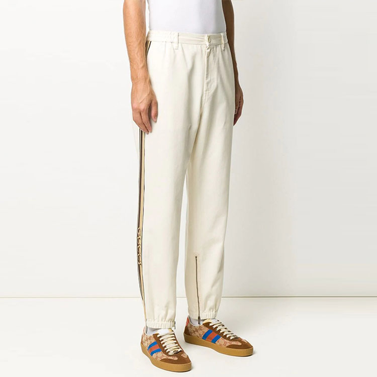 Shop Pantalones Jogger Beige GUCCI FW21 con Rayas Laterales y Logo para Hombre. 615775-XDBBI-9069
