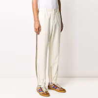 Shop GUCCI FW21 米色側條紋Logo男士收腳運動長褲。 615775-XDBBI-9069