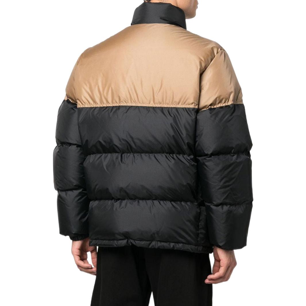 Lookbook GUCCI FW22 黑色高領羽絨外套，字母印花與色彩對比設計。 694162-Z8A1S-9118