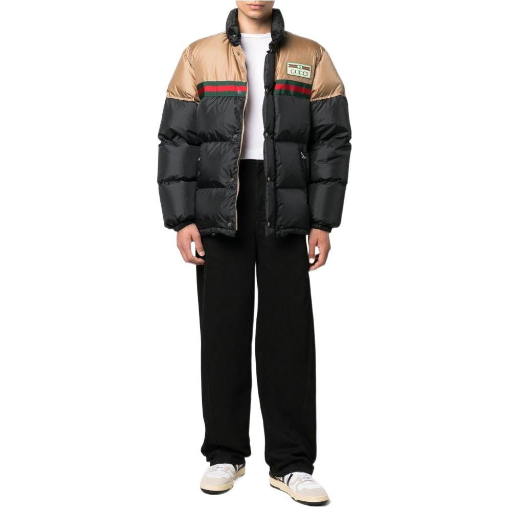 Shop GUCCI FW22 黑色高領羽絨外套，字母印花與色彩對比設計。 694162-Z8A1S-9118