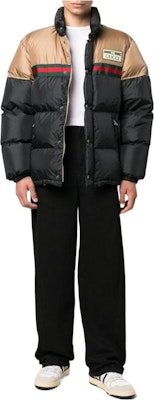 GUCCI FW22 黑色高領羽絨外套,字母印花與色彩對比設計。 694162-Z8A1S-9118 Shop GUCCI FW22 黑色高領羽絨外套,字母印花與色彩對比設計。 694162-Z8A1S-9118