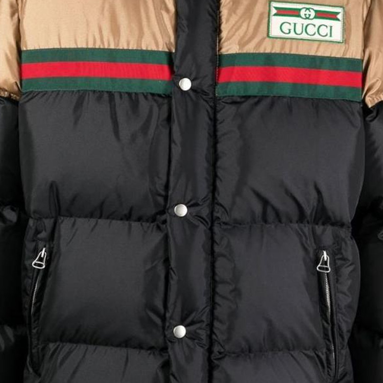 Sizing GUCCI FW22 黑色高領羽絨外套，字母印花與色彩對比設計。 694162-Z8A1S-9118