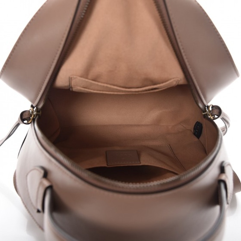 Lookbook Mochila GG Marmont de Gucci en rosa polvo mate