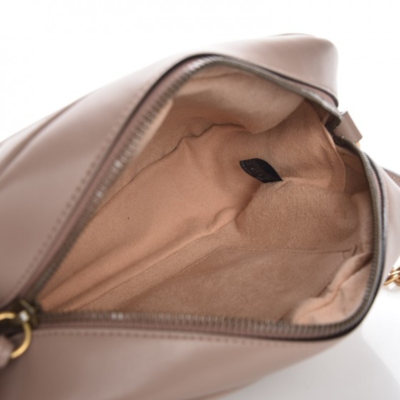 Lookbook グッチGGマーモントカメラバッグ マトラッセ スモール ダスティピンク