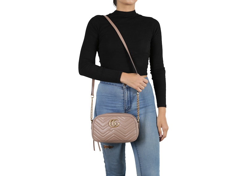 Shop グッチGGマーモントカメラバッグ マトラッセ スモール ダスティピンク