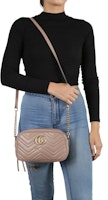 Bolso Gucci GG Marmont Matelassé Pequeño Rosa Empolvado Cámara. Shop Bolso Gucci GG Marmont Matelassé Pequeño Rosa Empolvado Cámara.