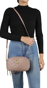 古驰小号GG Marmont Matelasse链条包遗粉色相机包 Shop 古驰小号GG Marmont Matelasse链条包遗粉色相机包