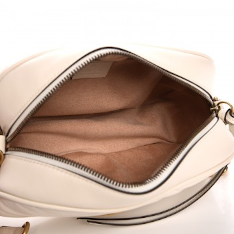 Lookbook Gucci GG Marmont 小號白色菱格肩背包