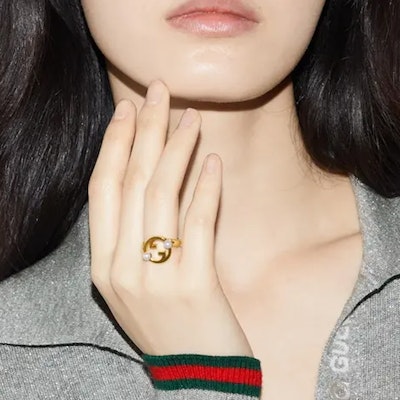 구찌 골드 메탈 레진 진주 크리스탈 링 유니섹스 커플 디자인. 797405JCF27 Details for 구찌 골드 메탈 레진 진주 크리스탈 링 유니섹스 커플 디자인. 797405JCF27