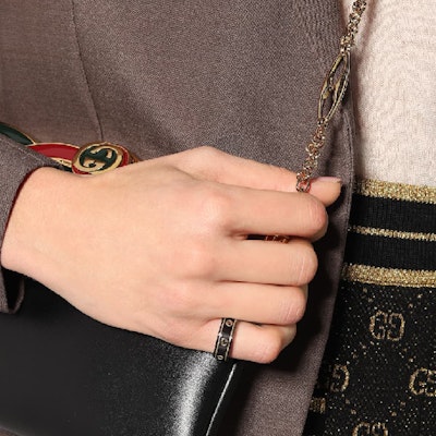 GUCCI Cincin Emas 18k Hitam Double G Ikonik Unisex Pasangan 606826-I0H11-8029 Purchase GUCCI Cincin Emas 18k Hitam Double G Ikonik Unisex Pasangan 606826-I0H11-8029