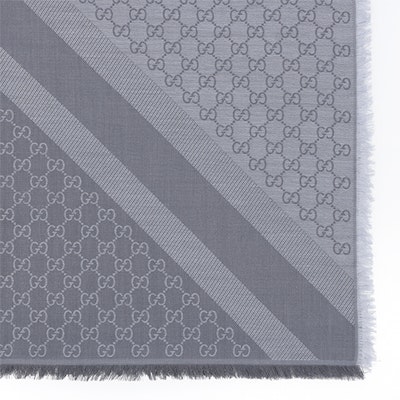 Bufanda Unisex GUCCI Gris Claro de Lana Edición para Parejas. 281942-3G704-1962 Lookbook Bufanda Unisex GUCCI Gris Claro de Lana Edición para Parejas. 281942-3G704-1962