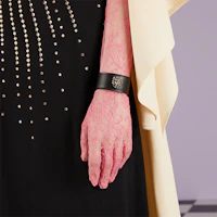 Purchase GUCCI Gelang Kulit & Logam Kepala Singa Unisex Perhiasan Fashion. 729061-IAAAX-8127