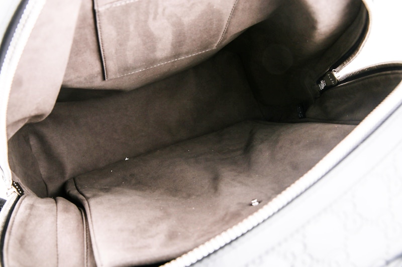 Lookbook グッチ シグネチャー バックパック GGモノグラム フロントジッパーポケット エンボスブラック