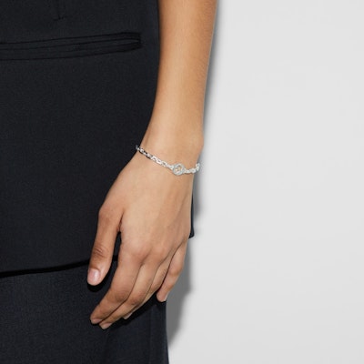 GUCCI 银质 925 镂空设计情侣风格男女通用手链 银色. 796351J8400 Shop GUCCI 银质 925 镂空设计情侣风格男女通用手链 银色. 796351J8400