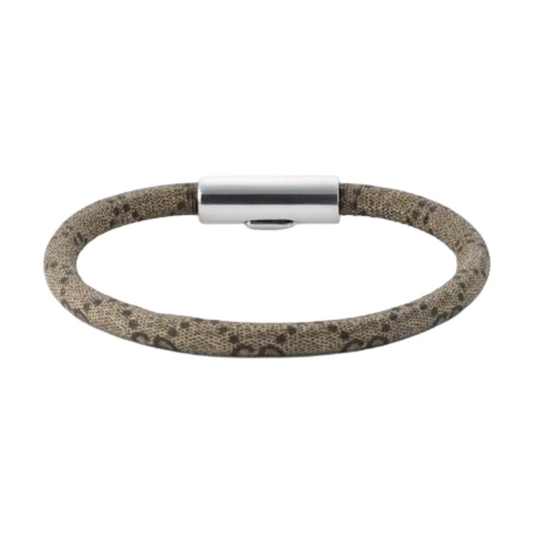 Lookbook GUCCI Pulsera Plata 925 Unisex Diseño Logo Gris Estilo Pareja. 797156JAAGE8163